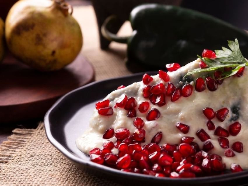 Tradicional Chiles en Nogada con granada y salsa de nuez servido en Real Inn
