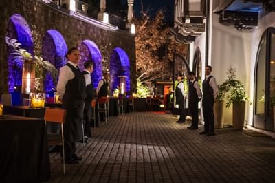 Equipo de personal de pie en el patio iluminado del Hotel Aubrey, espacio para eventos Santiago de Chile