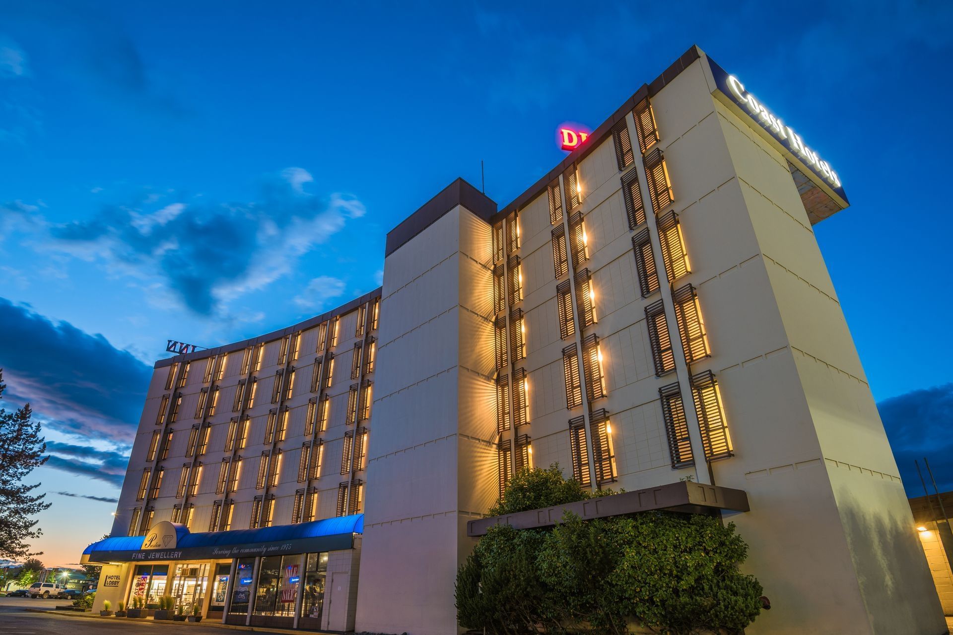 Coast Discovery Inn - Exterior Night