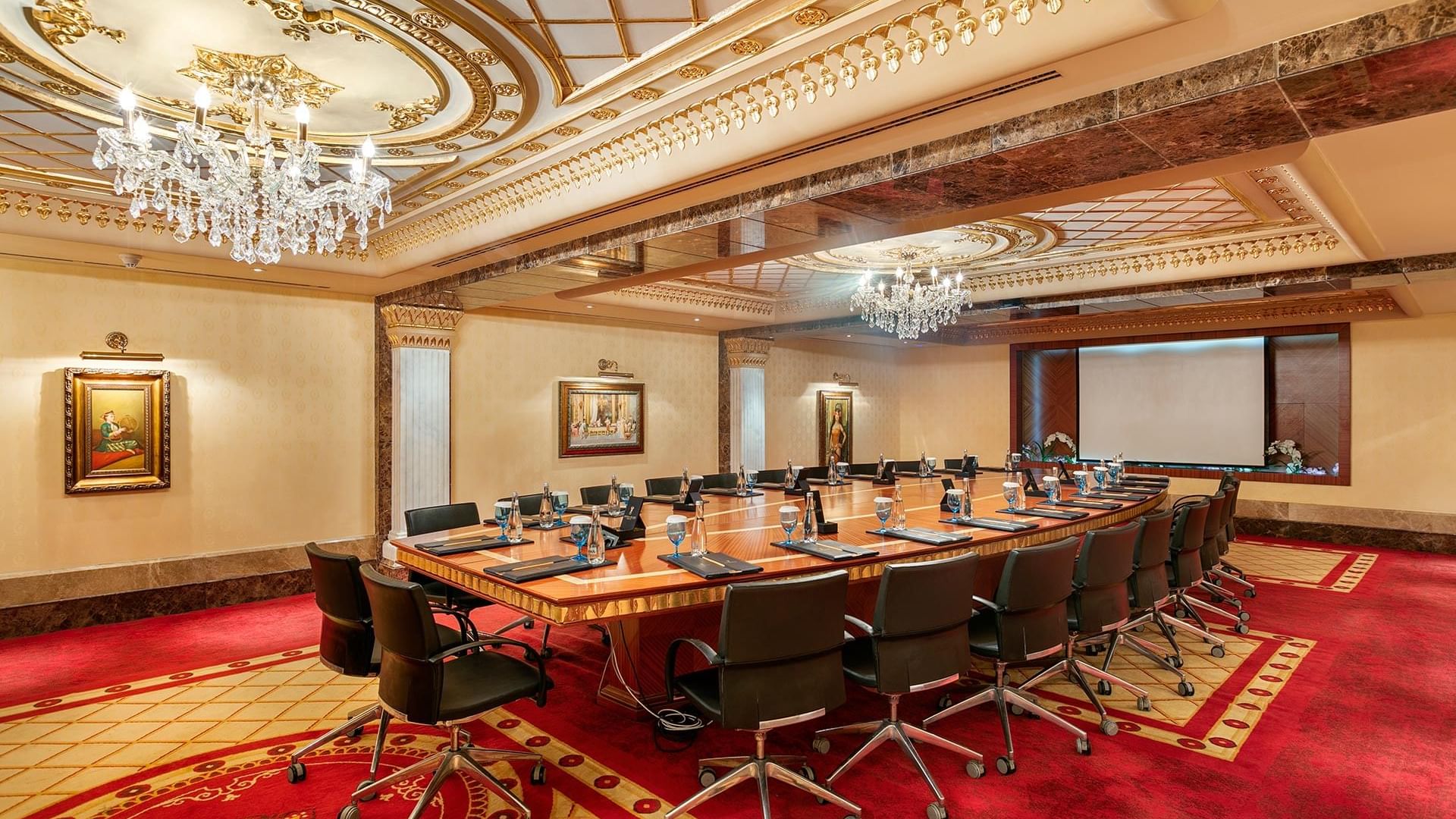 Titanic Mardan Palace'da Antalya'da sandalyelerle düzenlenmiş uzun toplantı masası