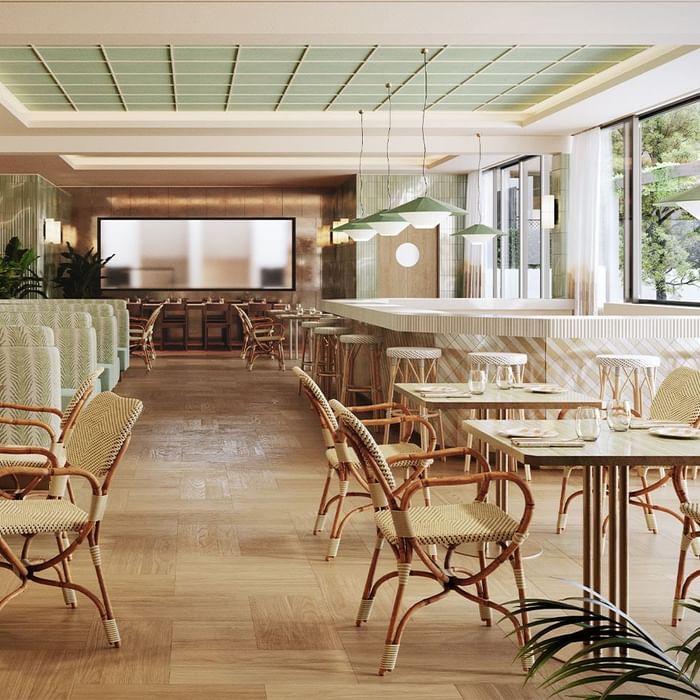 Modernes Restaurant mit Holzböden, gemusterten Wänden, großen Fenstern und eleganten Tischen und Stühlen.
