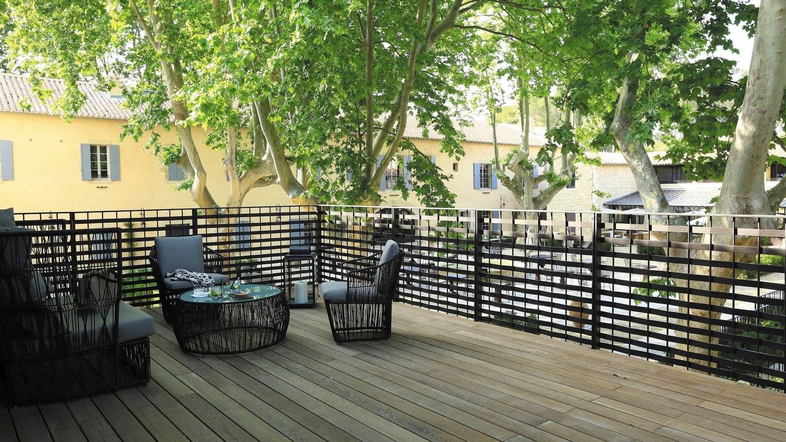 Chaises sur le balcon en bois de la suite prestige, Domaine De Manville