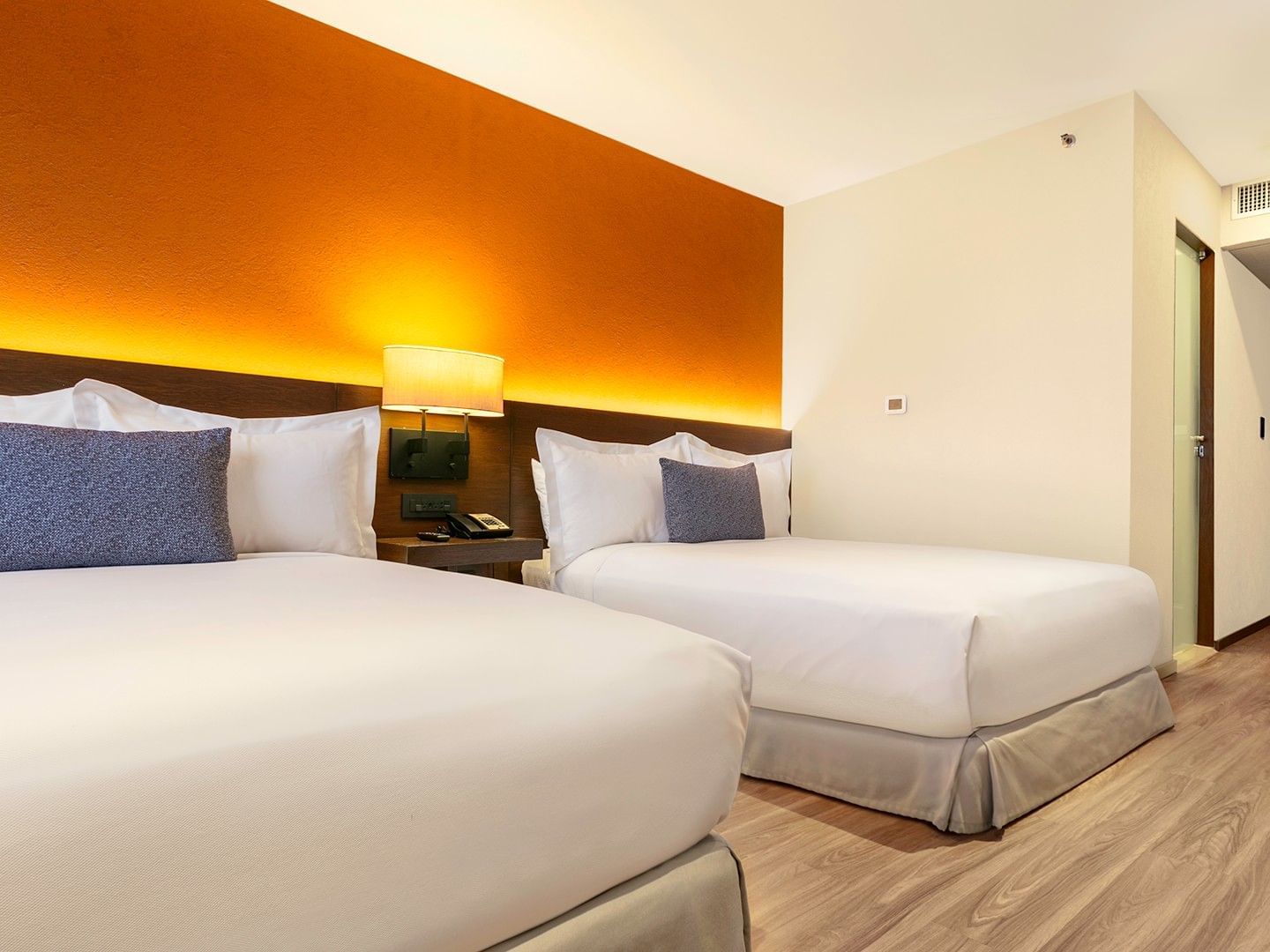 Dos camas dobles en Junior Suite del Camino Real Aeropuerto México en Ciudad de México