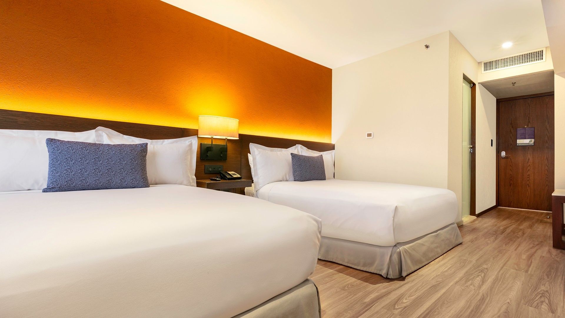 Dos camas dobles en Junior Suite del Camino Real Aeropuerto México en Ciudad de México