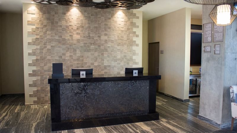 Modern interior of reception area at Fiesta Inn Suites Aeropuerto del Bajío