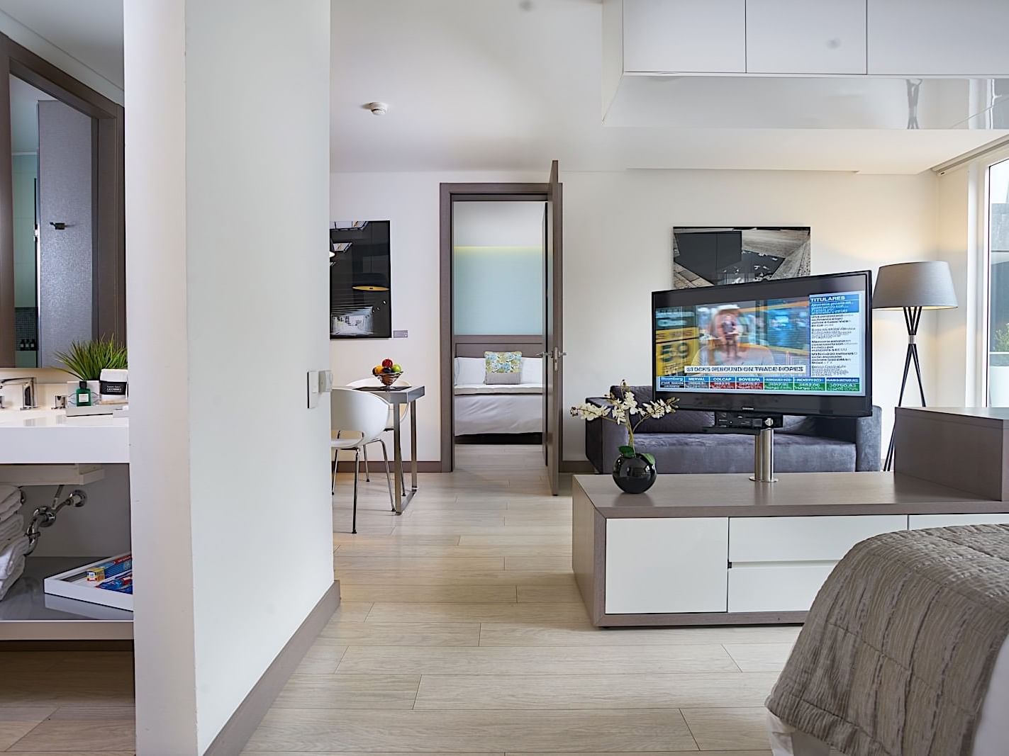 Primer plano del televisor de la family suite de los hoteles Bluedoors