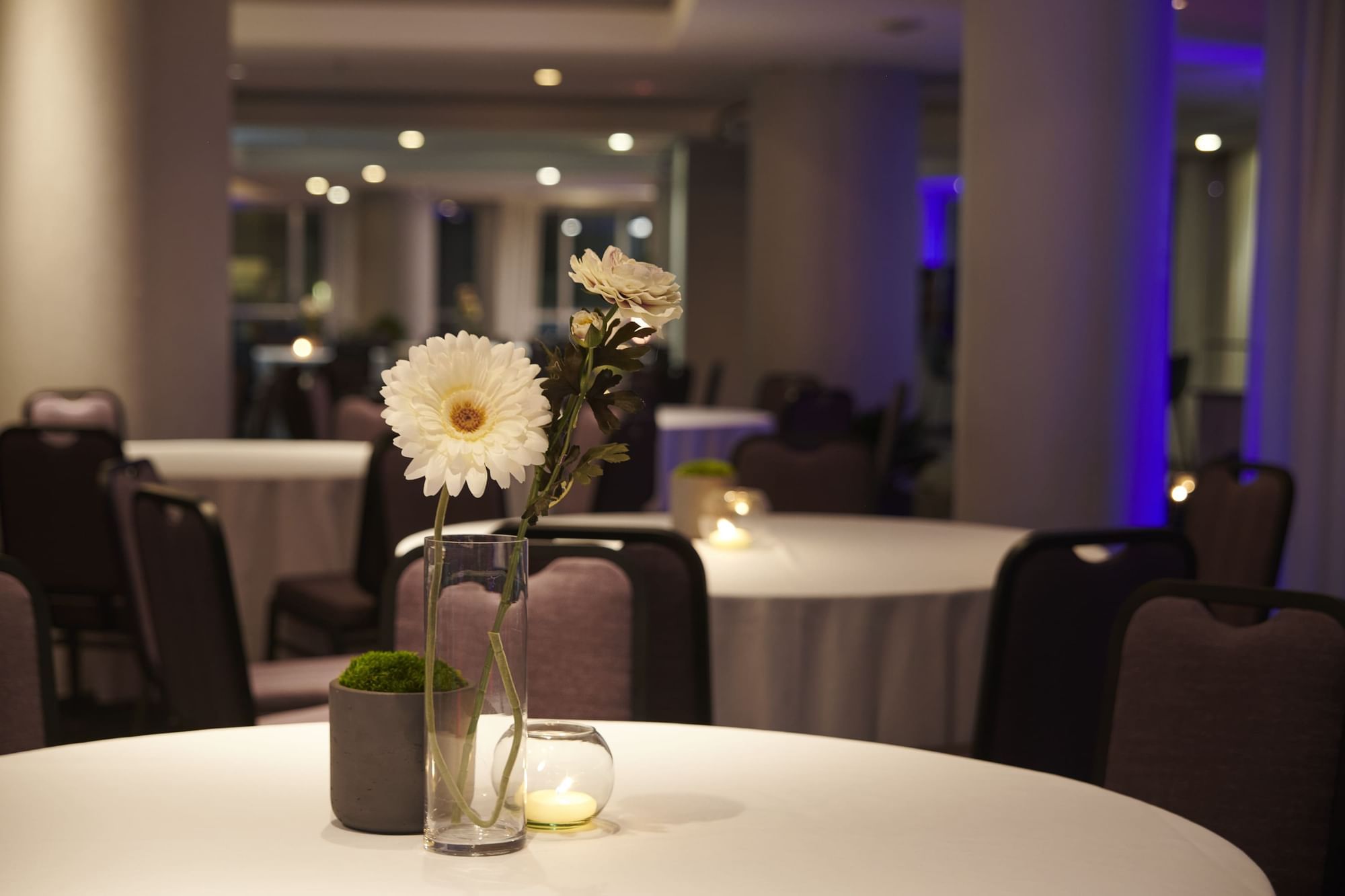 Daisy flower vase on the banquet table at Sal De Ballroom Table Ronde at Warwick Le Crystal
