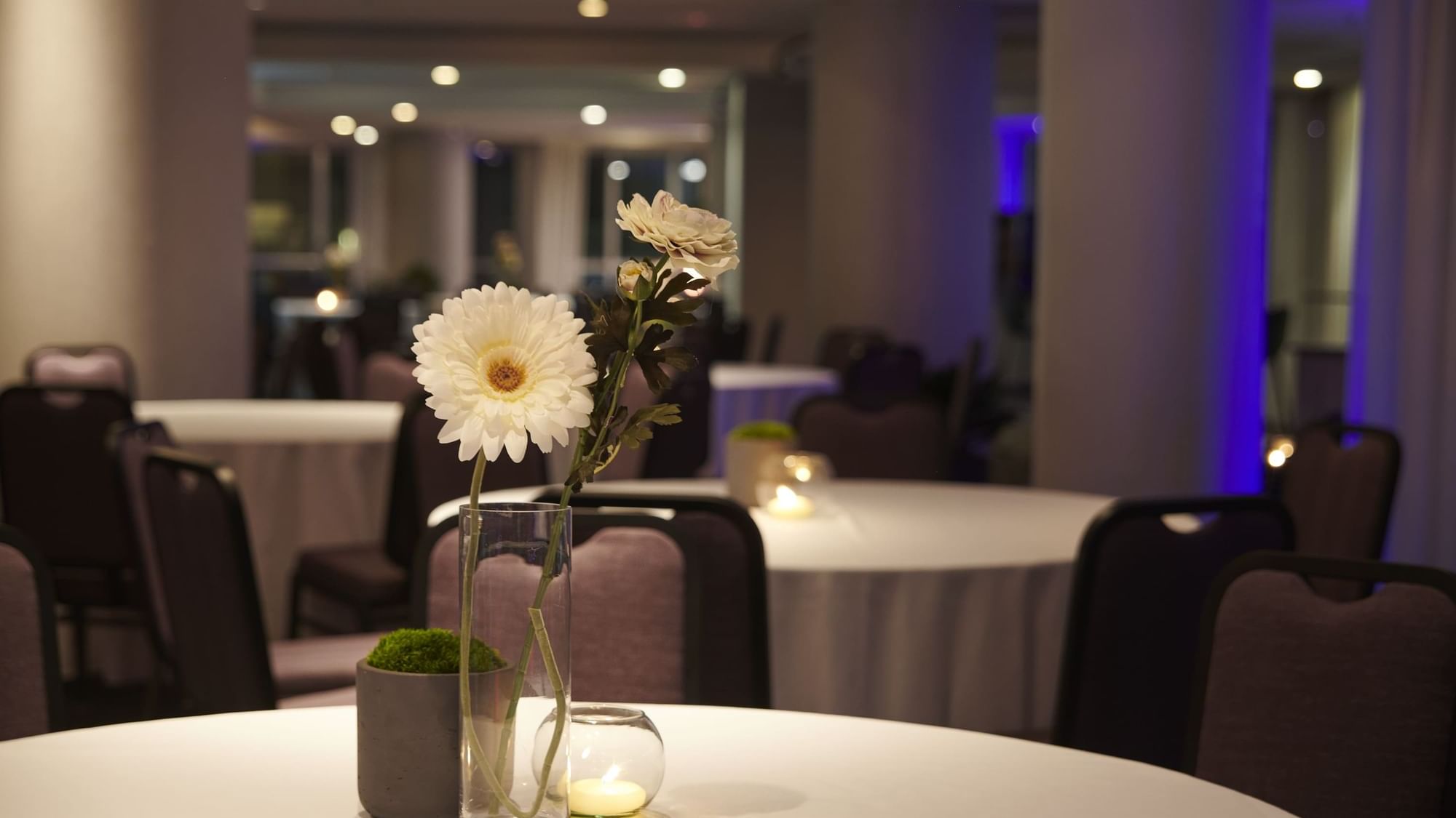 Daisy flower vase on the banquet table at Sal De Ballroom Table Ronde at Warwick Le Crystal
