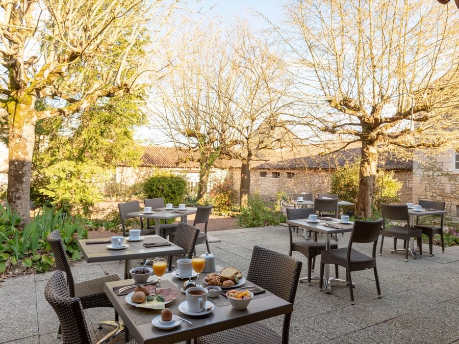 An outdoor dining area at Chateau de Perigny