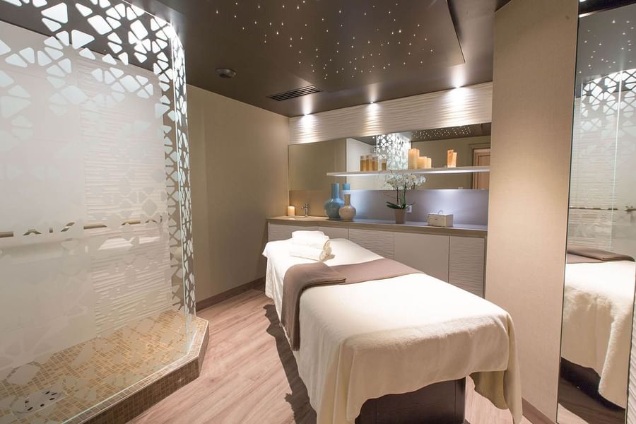 Spa bed with amenities in St Malo spa at Le Grand Hôtel des Thermes