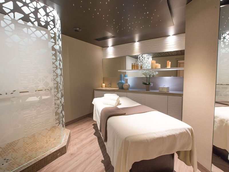 Spa bed with amenities in St Malo spa at Le Grand Hôtel des Thermes