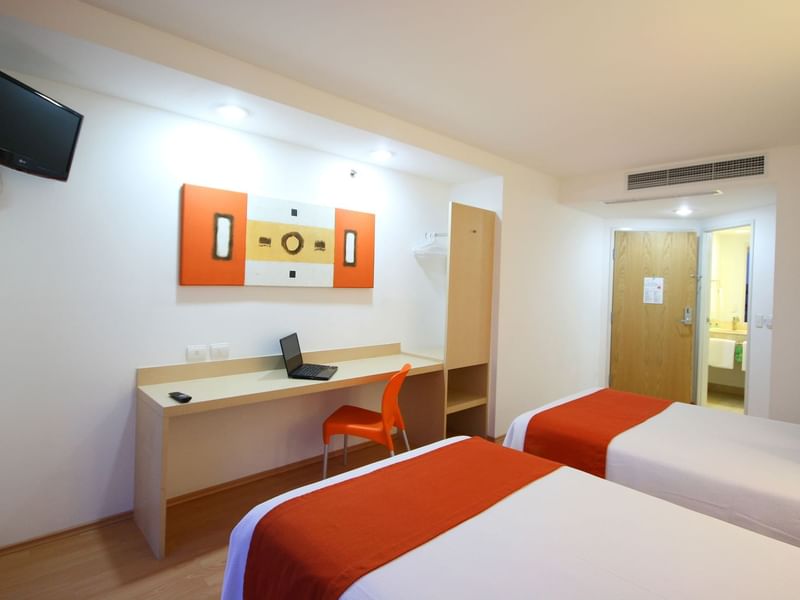 Interior de la habitación doble estándar en One Hotels