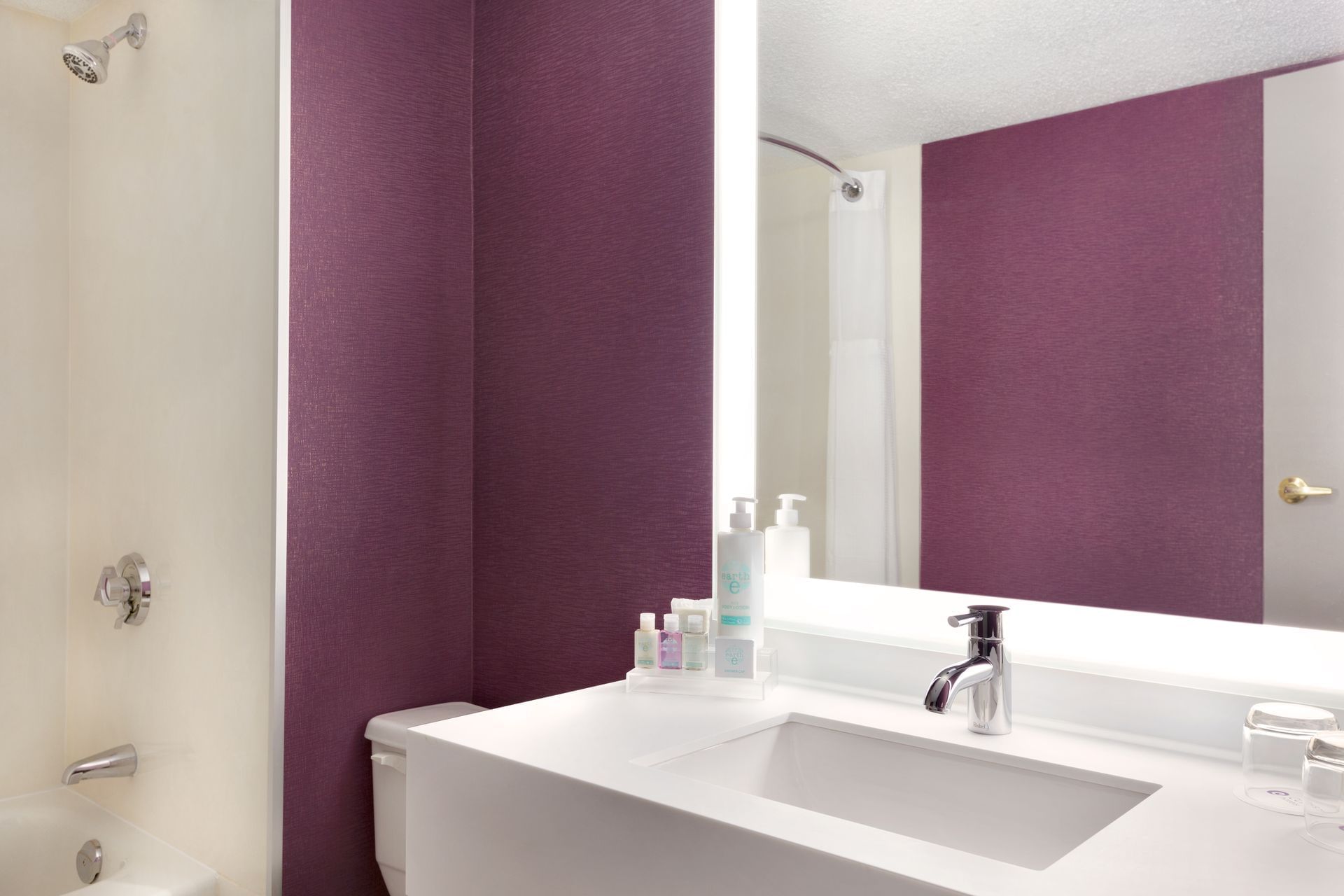 Coast Edmonton Plaza Hotel - Bathroom(1)