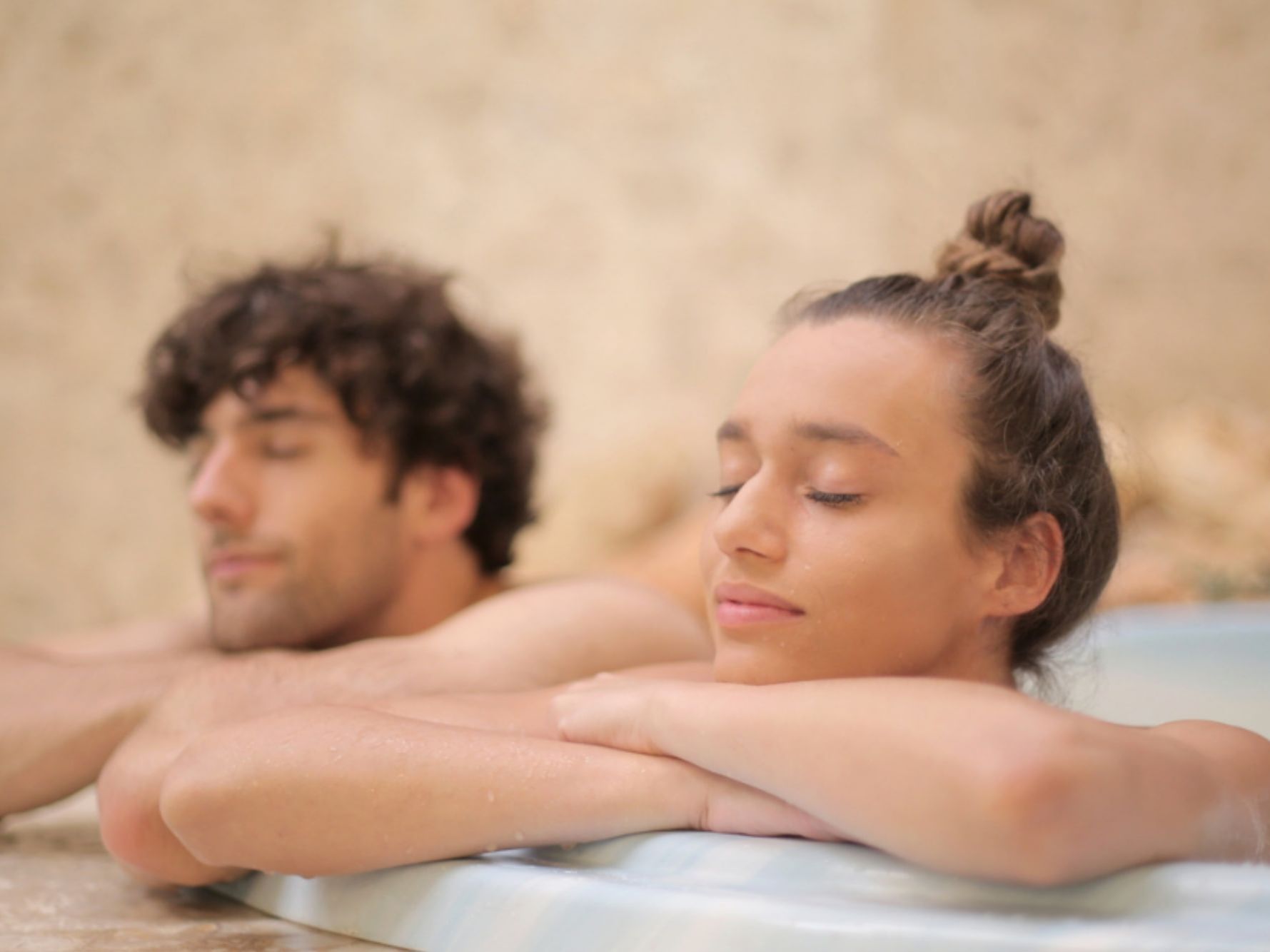 A couple relaxing in the Jacuzzi at Ana Hotels Bradul Poiana Braşov