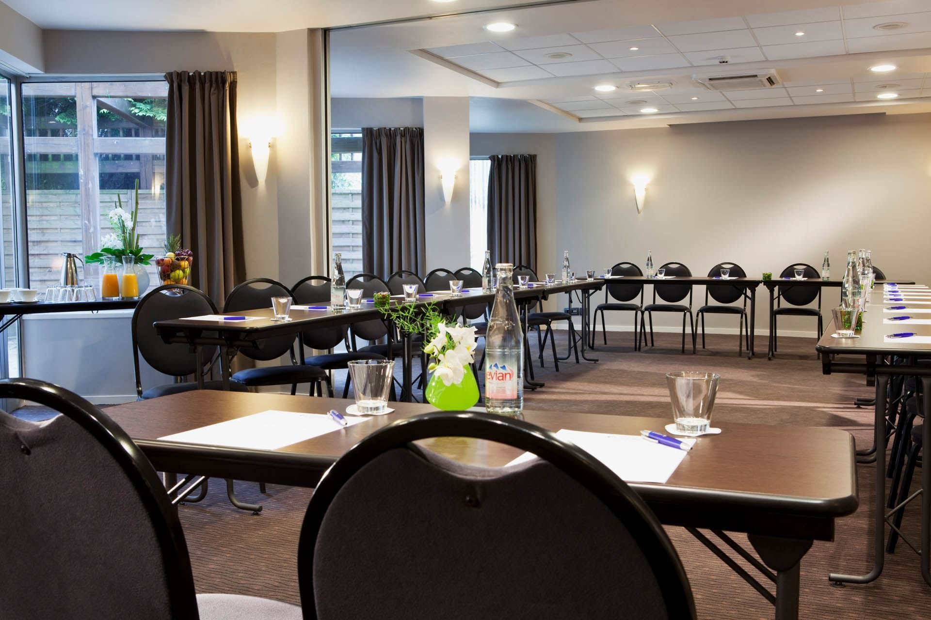 Table en U dans une salle de séminaire à Escale Oceania Vannes