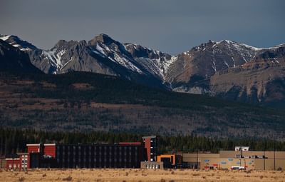 Hotel with mountains in the background