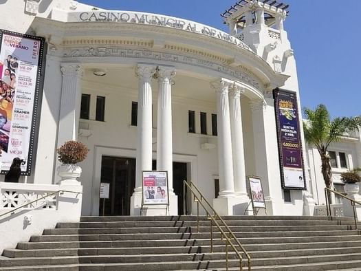 Casino de Viña del Mar con altas columnas y escalinata que destaca atracciones de Valparaíso, Chile, cerca de Veranda Hotel 