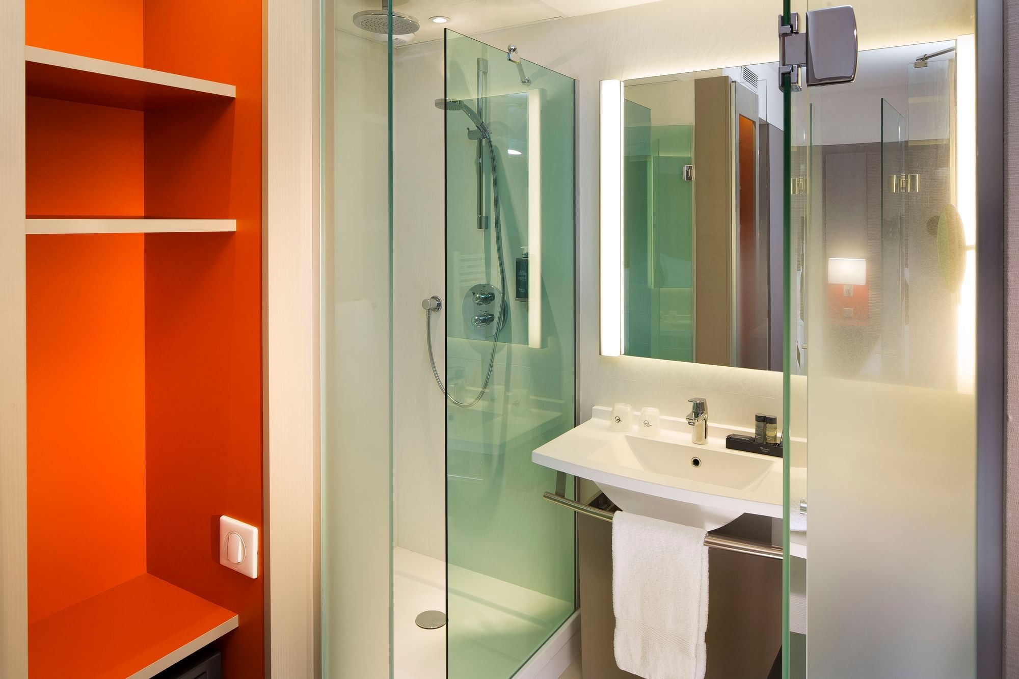 Salle Comfort avec des meubles-lavabos flottants à l'Oceania Le Jura Dijon