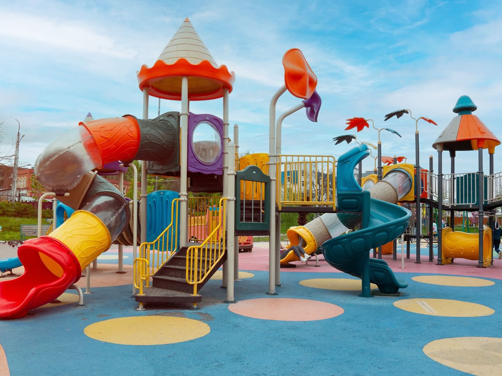 Colorido y vibrante parque infantil cerca de Fiesta Inn con toboganes y estructuras para escalar