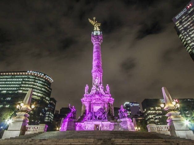 La estatua del Ángel de la Independencia cerca de Casa Mali by Dominion