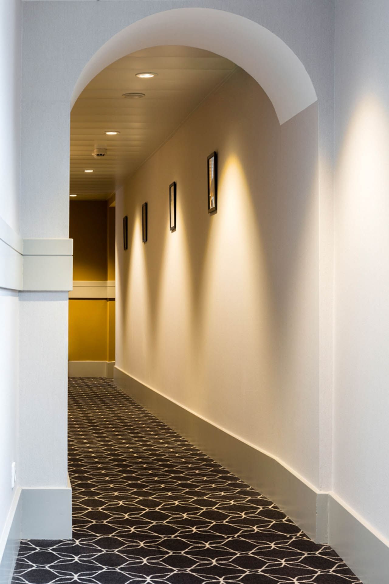 Couloir de l'hôtel avec des images accrochées, Oceania Hôtel de France Nantes
