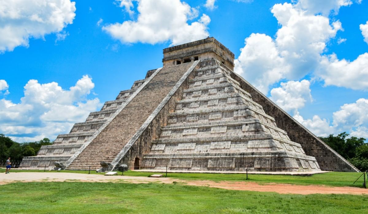 Pirámide maya de Chichén Itzá bajo cielo azul cerca de Camino Real Hotels en la región de Yucatán