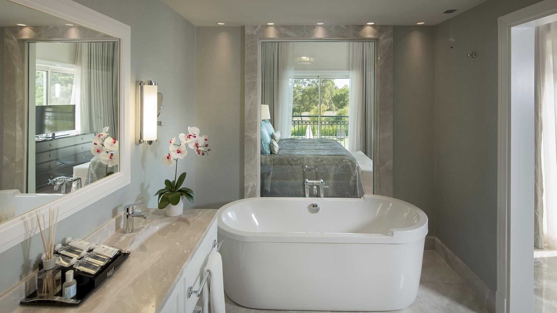 Вилла Superior в Titanic Deluxe Golf Belek — уютный интерьер с деревянным полом и телевизором напротив кровати.