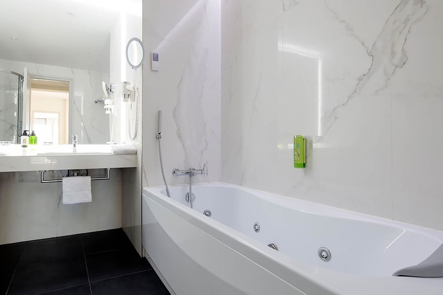 Intérieur d'une salle de bains avec baignoire au Splendid Hotel & Spa de Nice