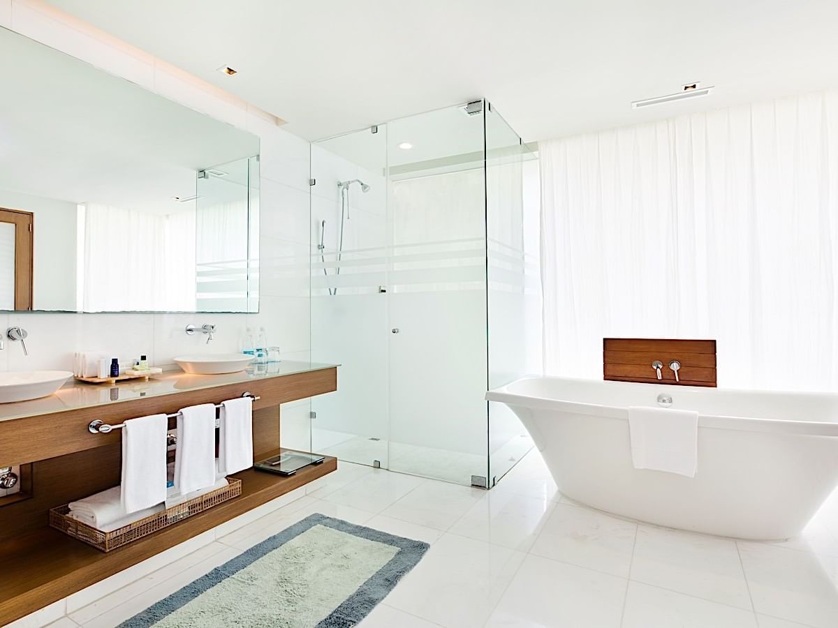 Vanity, bathtub and shower at Palacio Mundo imperial