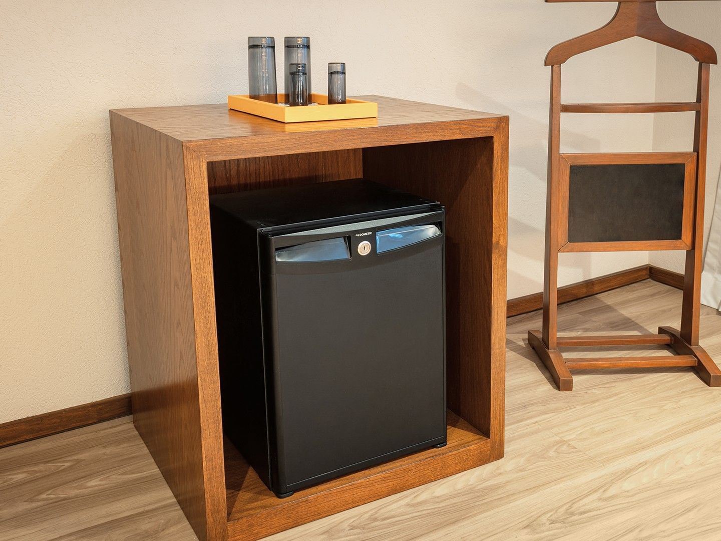 Refrigerador empotrado en mueble de madera en la Junior Suite 2 Camas Dobles del Camino Real Aeropuerto México en Ciudad de México