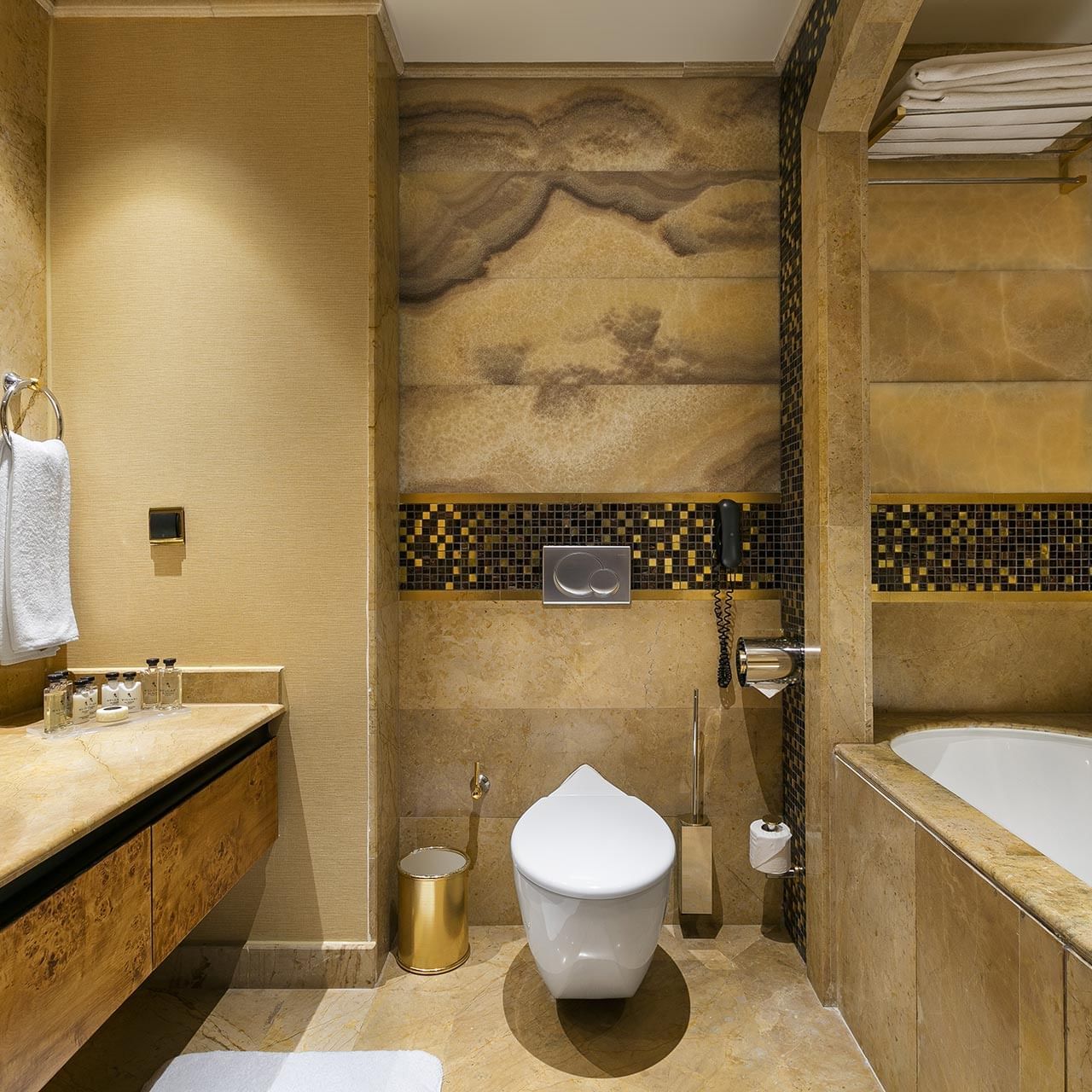 Классический номер в Titanic Mardan Palace с роскошной ванной.