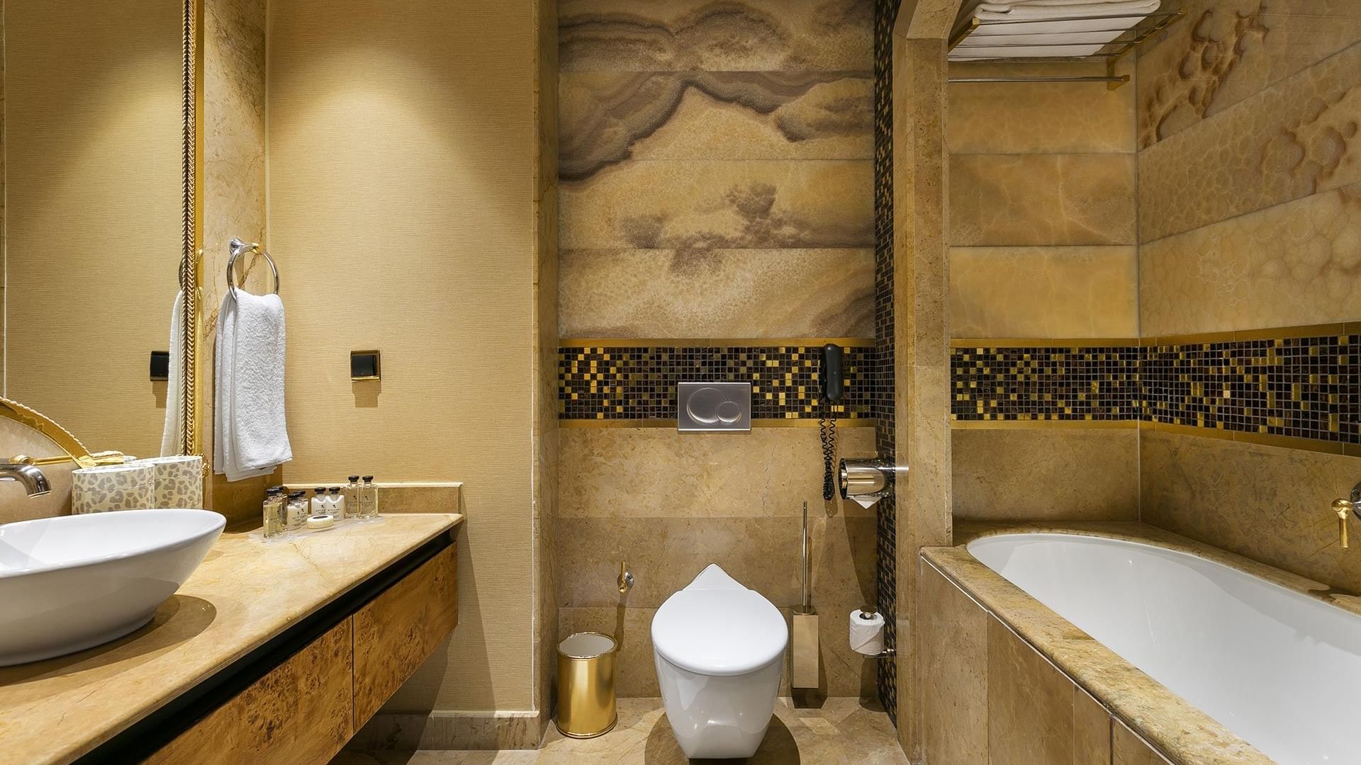 Классический номер в Titanic Mardan Palace с роскошной ванной.