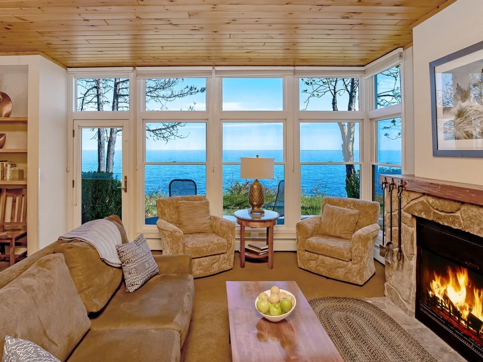 TV, Fireplace & Sofa in Grand Superior 3 bedroom at Bluefin Bay