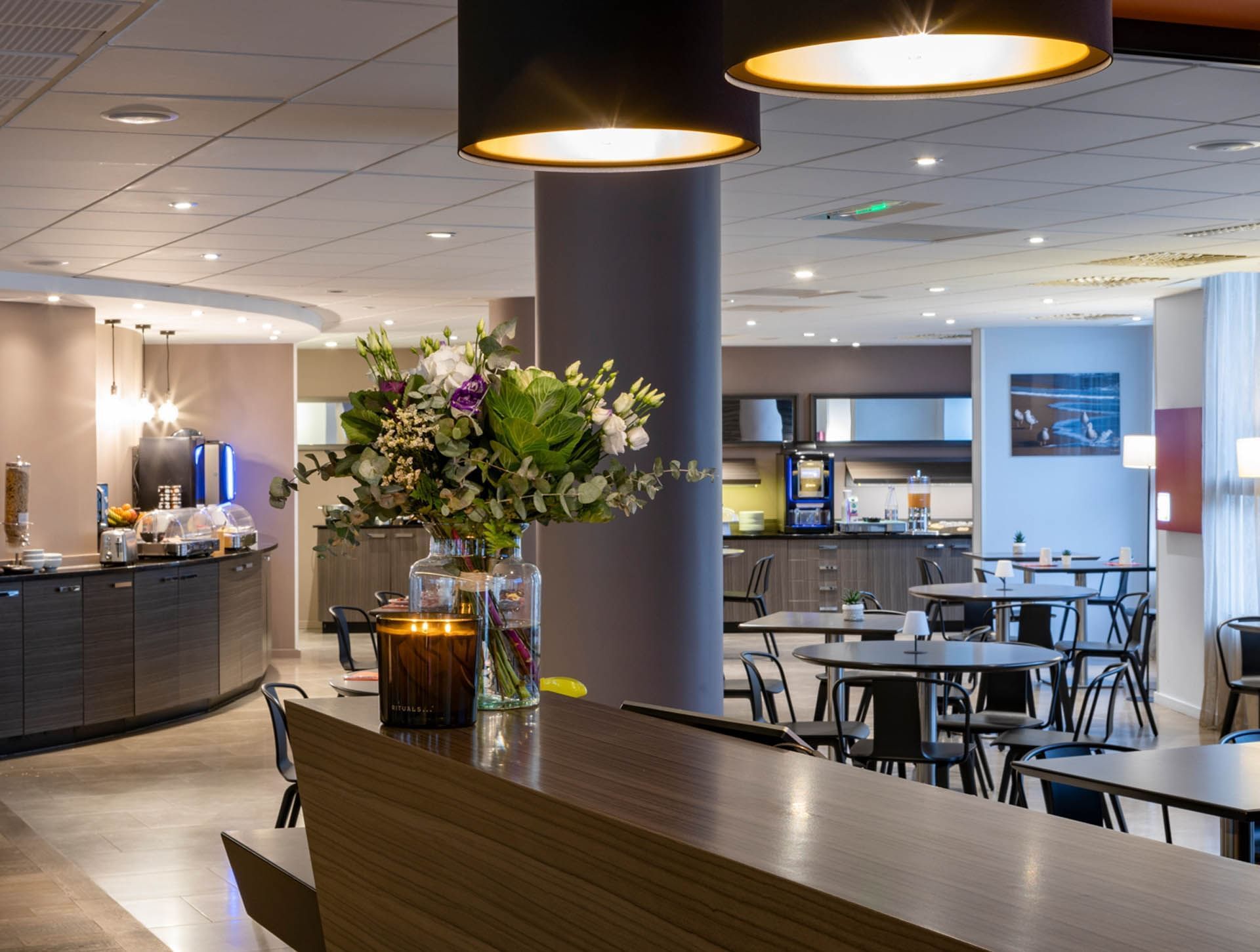 Coin repas avec un bar à l'Escale Oceania Pornichet La Baule