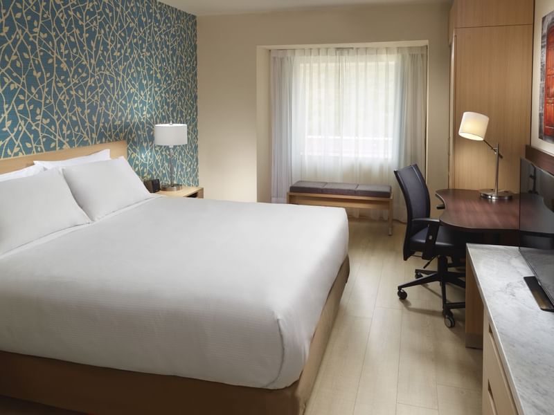 Cama King y escritorio en Master Suite 1 King en One Hotels