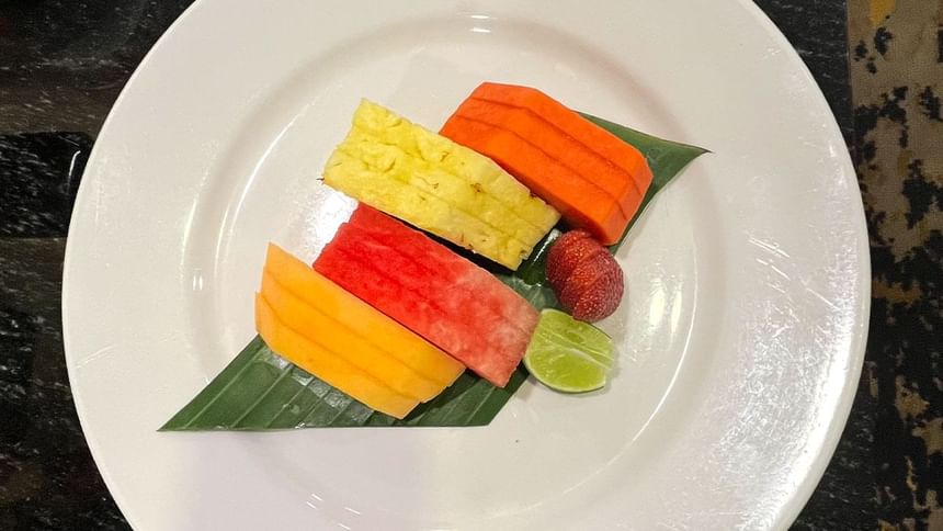 Plato de frutas tropicales cortadas: piña, papaya, melón y fresa en Fonda De Hermosillo, Araiza Hermosillo 
