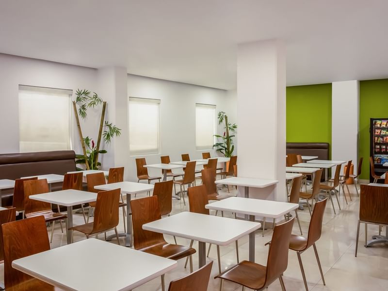 Mesas de comedor en la sala de desayunos de One Hotels