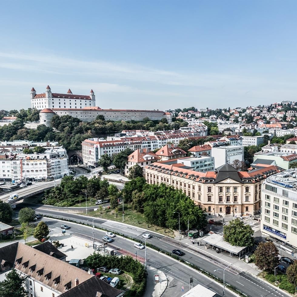 Luftaufnahme von Bratislava mit Schloss und Stadtleben während Bratislavaer Stadttage.