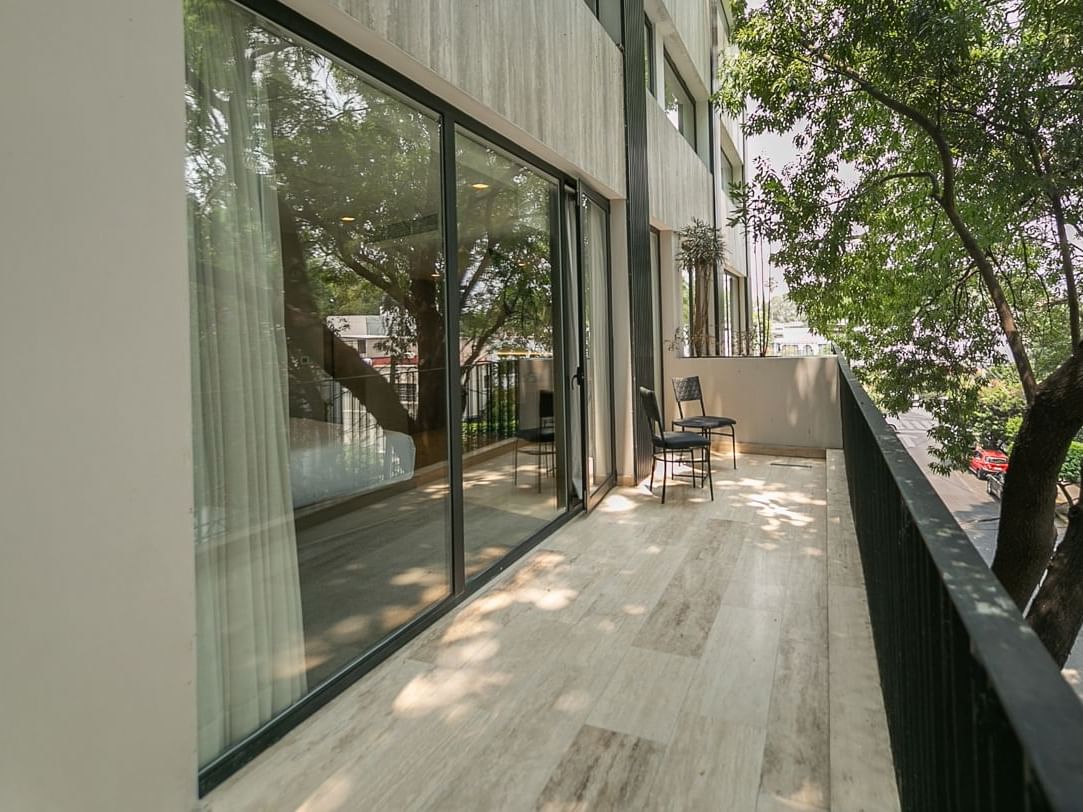 Balcón con sillas y vista a la calle en la habitación Deluxe Double con Terraza en Elements by Marquis, Ciudad de México.