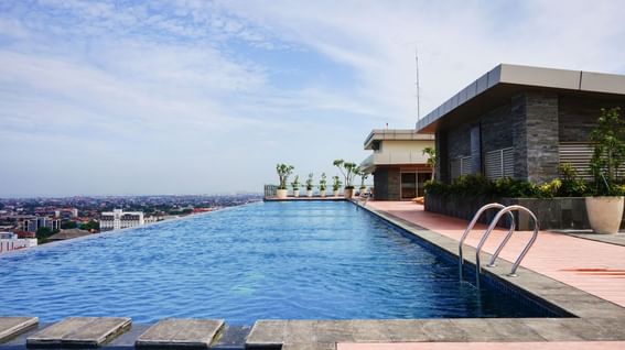 Rooftop Infinity Pool with a city view at LK Pandanaran Hotel & Serviced Apartments
