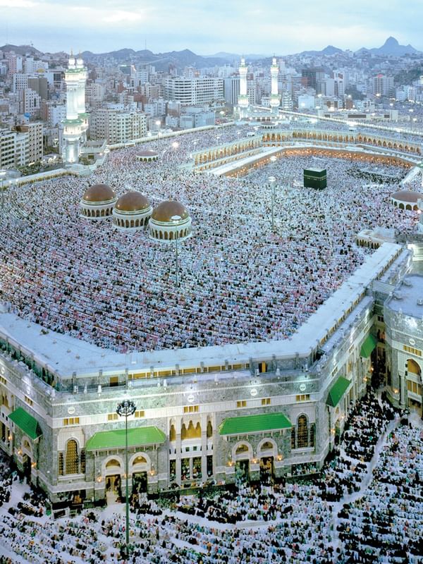 مسجد كبير يكتظ بالمصلين خلال احتفالات عيد الفطر.