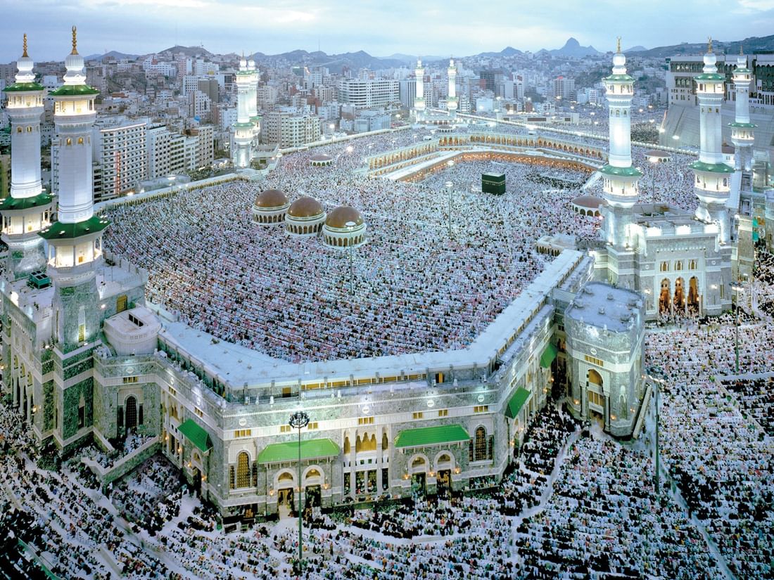 مسجد كبير يكتظ بالمصلين خلال احتفالات عيد الفطر.