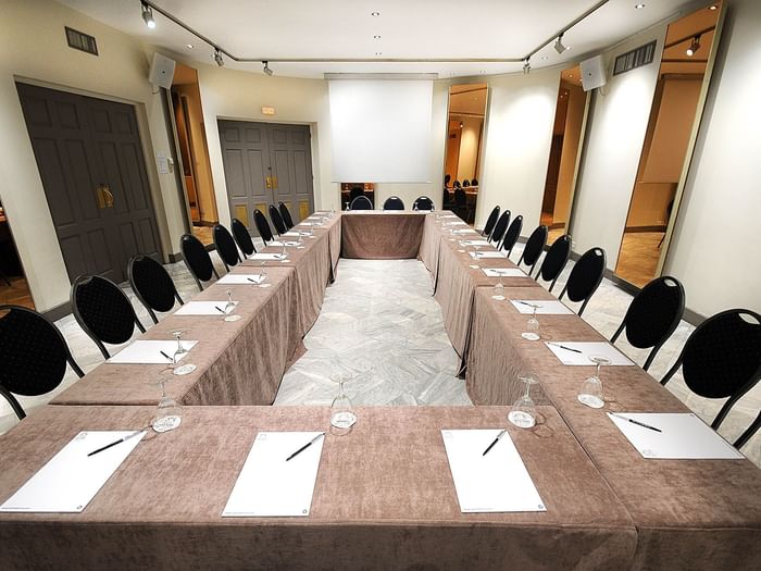 Disposition des tables de conférence au restaurant Louisiane de l'hôtel Splendid & Spa à Nice