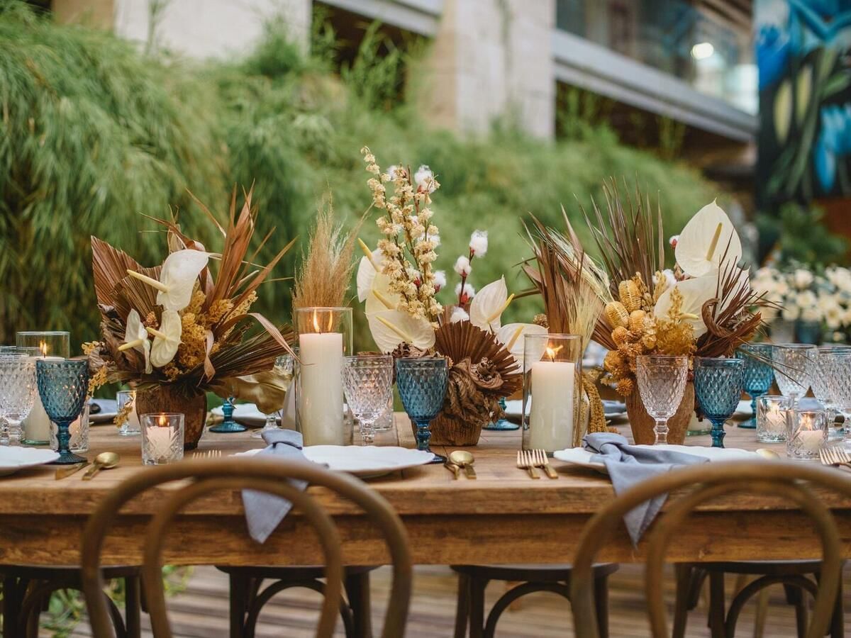 Una mesa de comedor al aire libre preparada para una recepción en FA Hotels