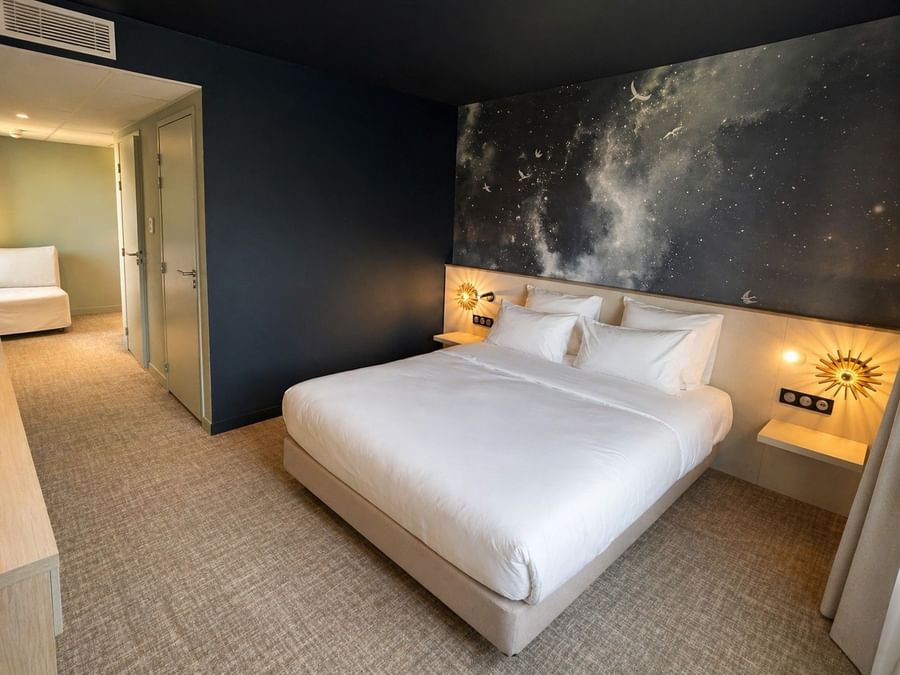 Chambre Junior Suite luxueuse avec vue sur l'espace et la nuit au Osmo Hôtel Chantepie.