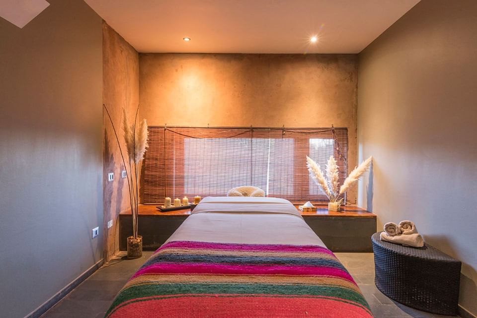 Cama de masaje con vista al jardín en un spa de Cumbres San Pedro