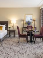 Une chambre Junior Suite à la décoration élégante et dotée d'un lit douillet au Warwick Champs-Élysées Paris.