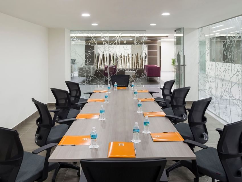 Sala de reuniones Detroit en el Real Inn Celaya con sillas y mesa larga.