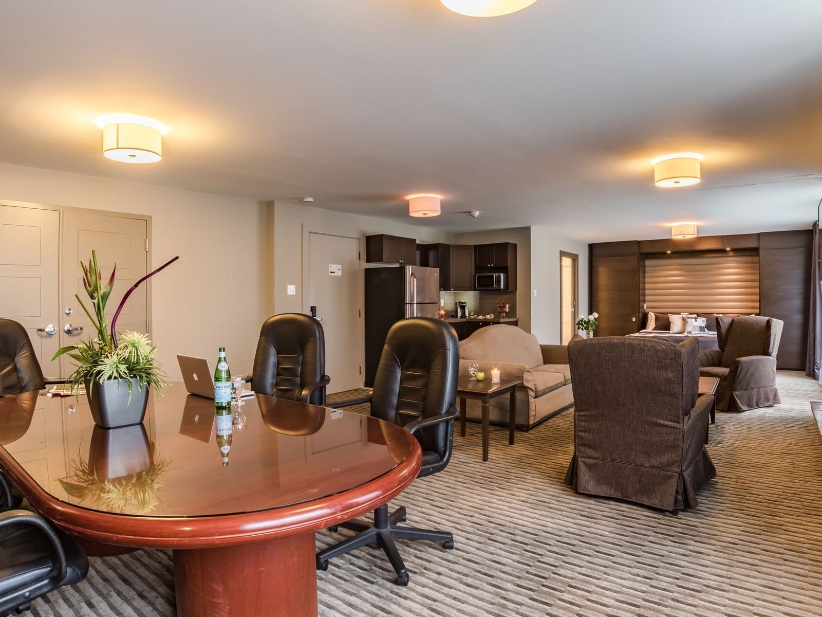 Lounge area in Laurentian Suite at Mont Gabriel Resort & Spa