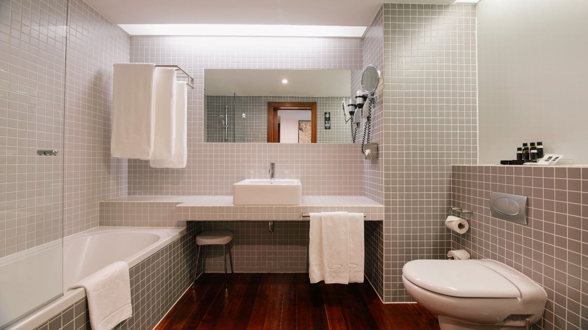 Bathroom interior, washbasin, towel rack, bathtub & mirror in Standard Room at Hotel Açores Lisboa